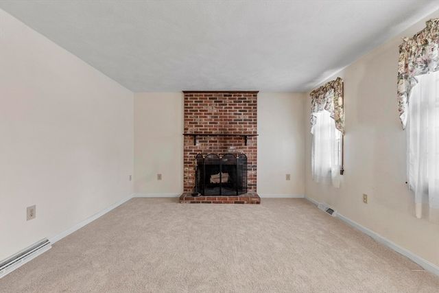 45 Maplewood Dr, Townsend, MA 01469