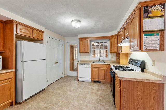 45 Maplewood Dr, Townsend, MA 01469