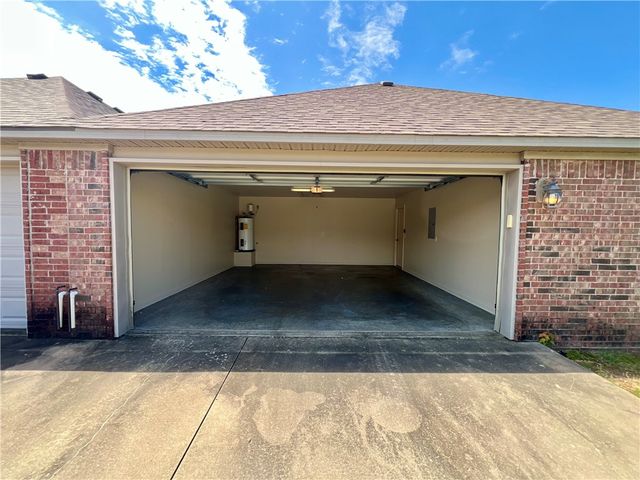 3202 Stoneway Avenue, Bentonville, AR 72712