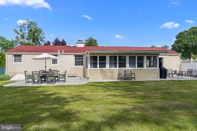 2 BROOK LN, Yardley, PA 19067