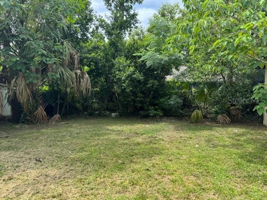 Image 6 of property listing at 8609 N 13TH STREET, Tampa, FL 33604