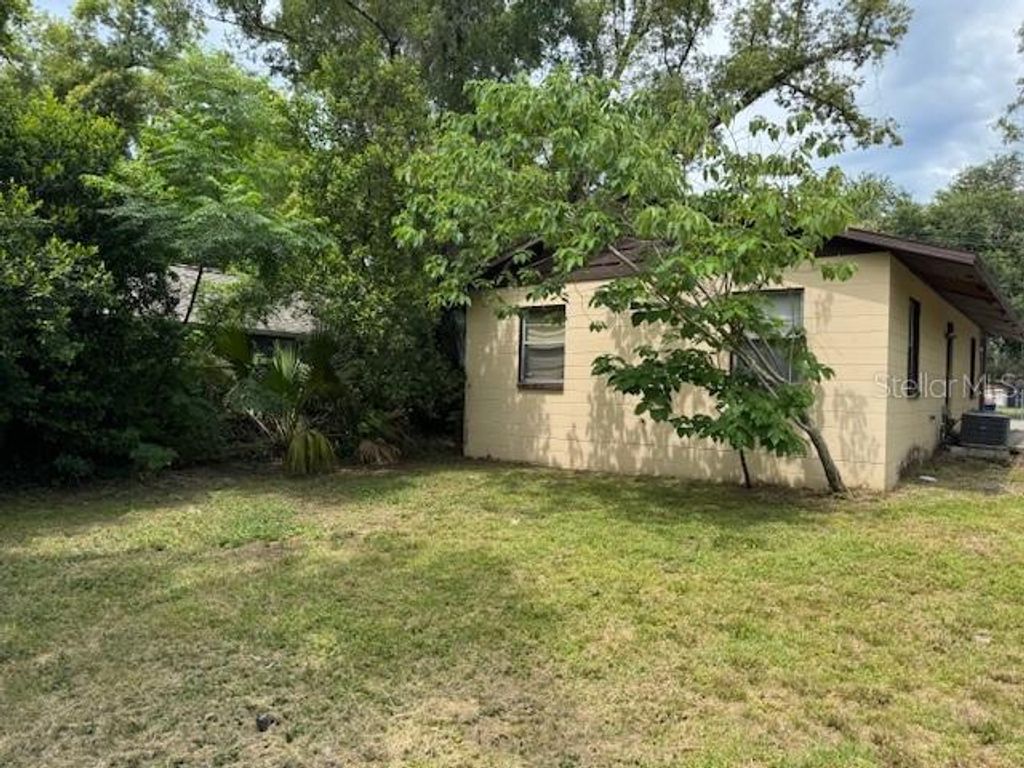 Image 7 of property listing at 8609 N 13TH STREET, Tampa, FL 33604
