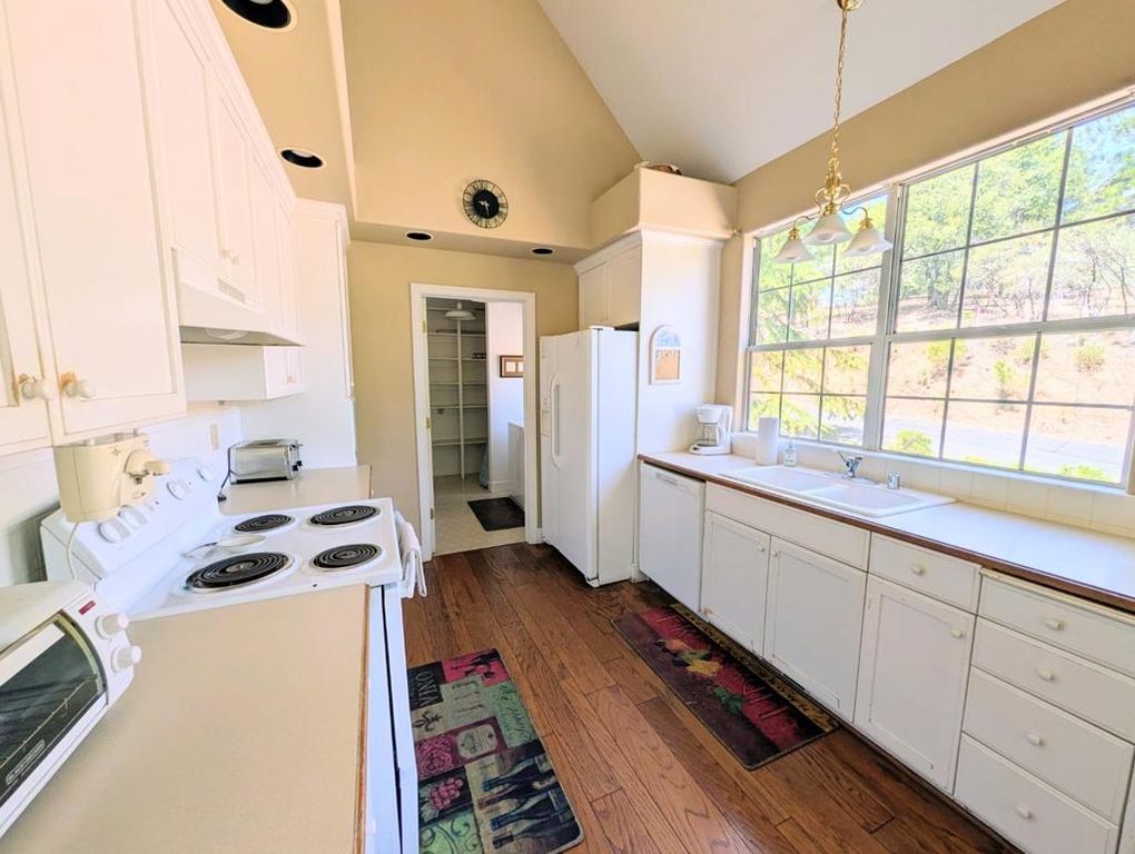 Image 10 of property listing at 12021 Valenta Way, Groveland, CA 95321