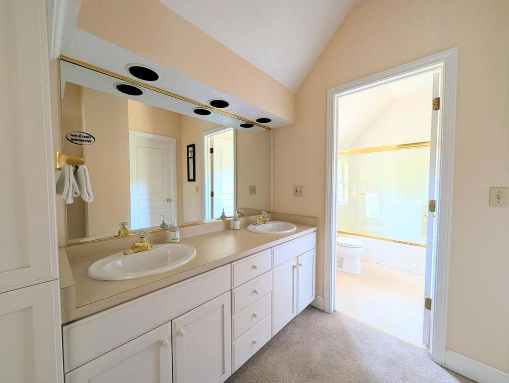 Image 15 of property listing at 12021 Valenta Way, Groveland, CA 95321