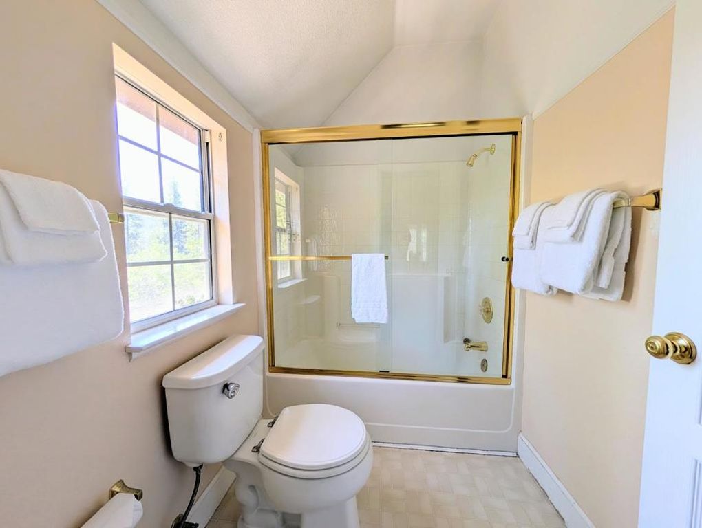 Image 16 of property listing at 12021 Valenta Way, Groveland, CA 95321