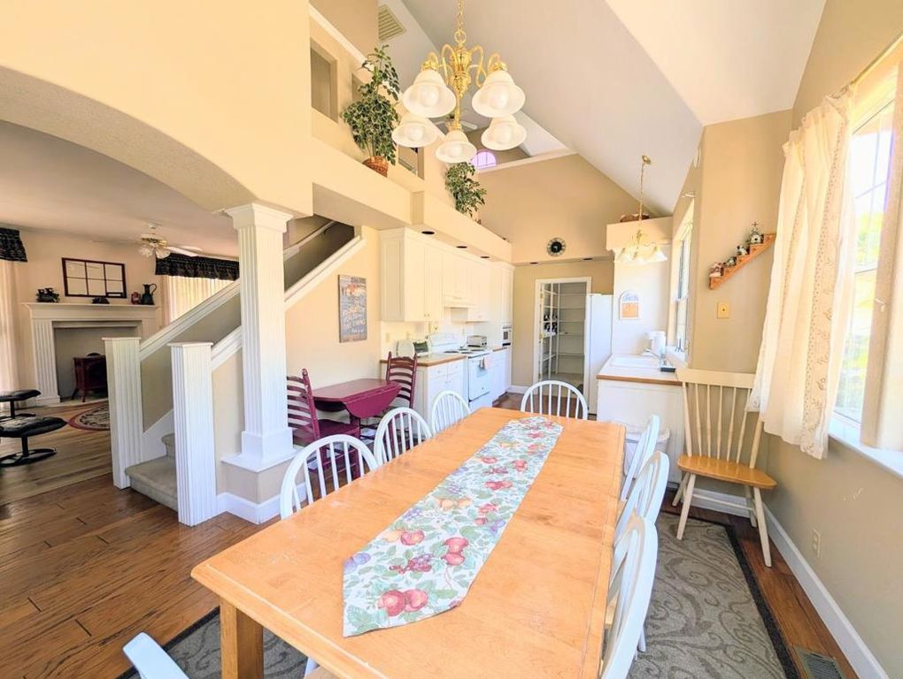 Image 2 of property listing at 12021 Valenta Way, Groveland, CA 95321