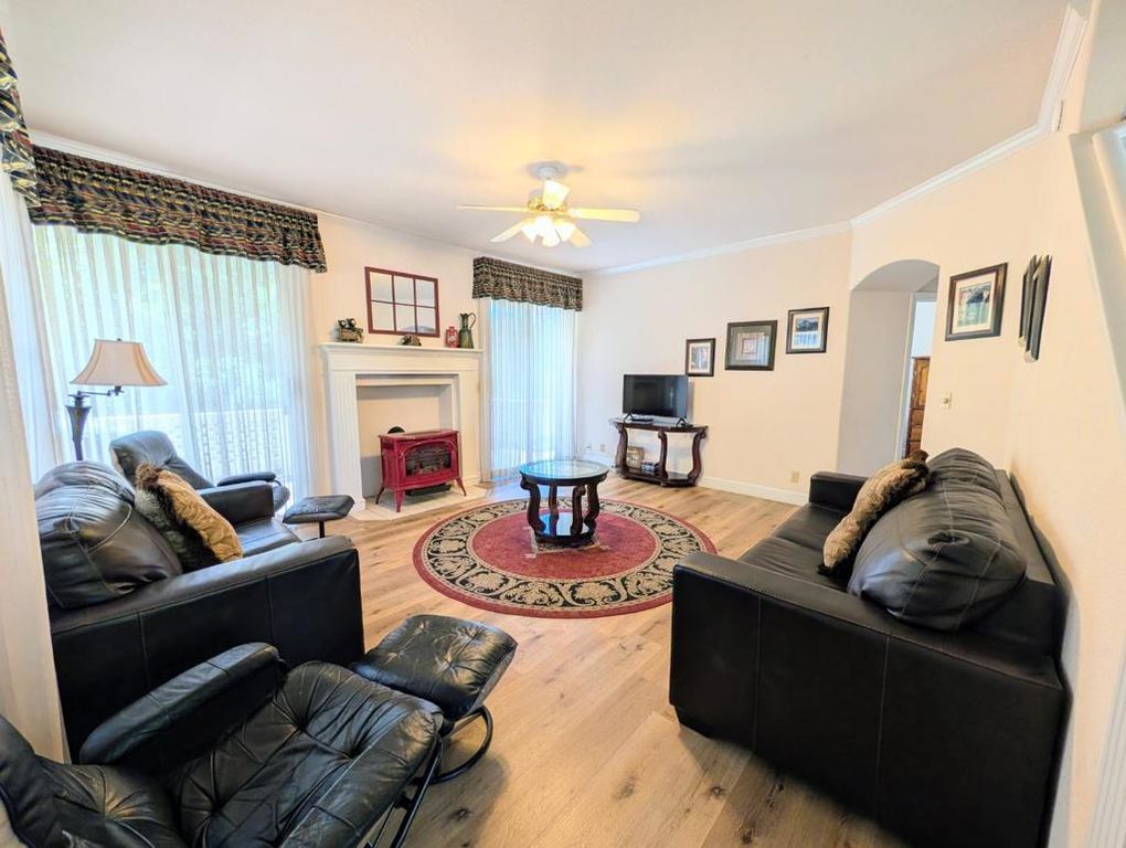 Image 3 of property listing at 12021 Valenta Way, Groveland, CA 95321