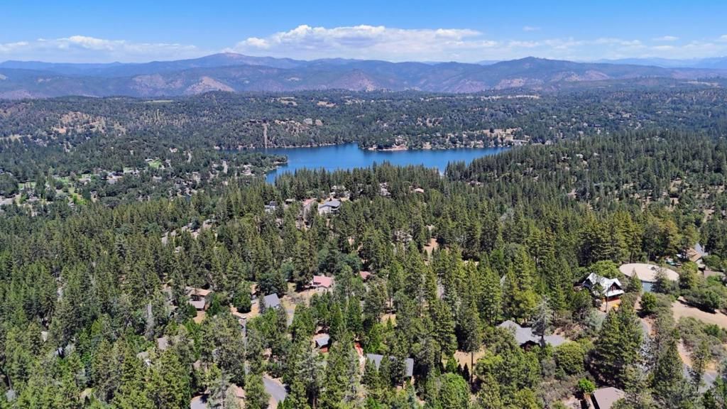 Image 31 of property listing at 12021 Valenta Way, Groveland, CA 95321