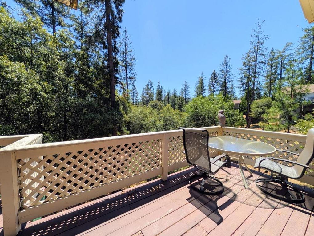 Image 4 of property listing at 12021 Valenta Way, Groveland, CA 95321