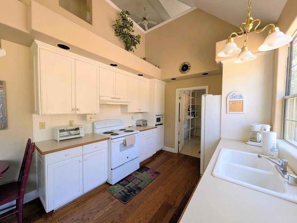 Image 9 of property listing at 12021 Valenta Way, Groveland, CA 95321