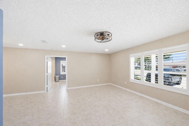 1207 Sea Pines Lane, Lantana, FL 33462