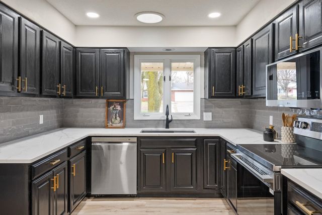 3816 Woodland Court, Davenport, IA 52807