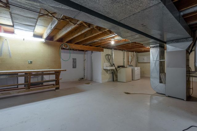 3816 Woodland Court, Davenport, IA 52807