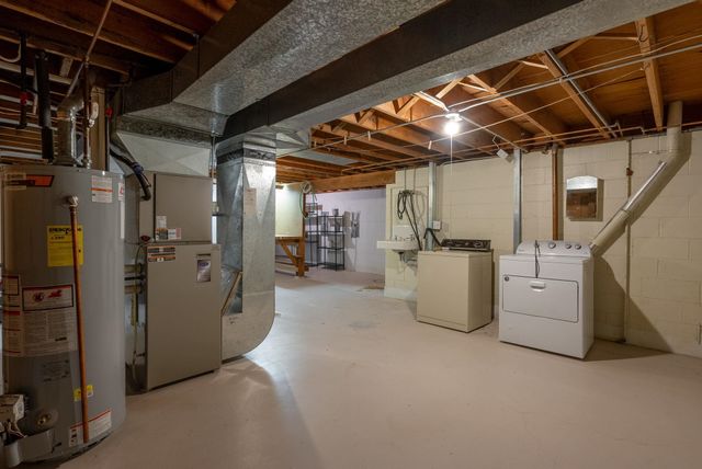 3816 Woodland Court, Davenport, IA 52807