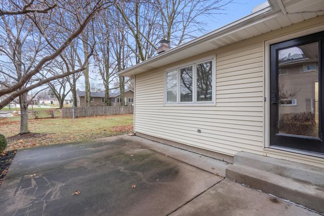 3816 Woodland Court, Davenport, IA 52807