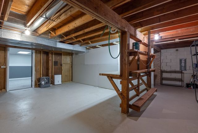 3816 Woodland Court, Davenport, IA 52807