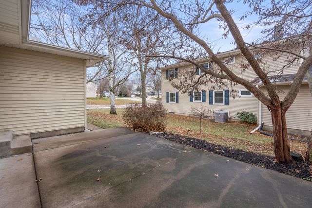3816 Woodland Court, Davenport, IA 52807