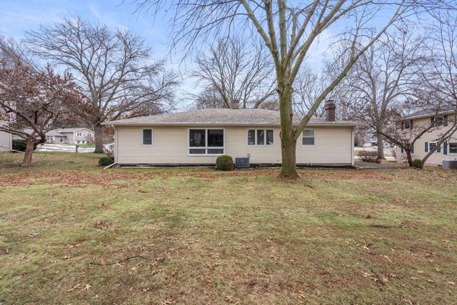 3816 Woodland Court, Davenport, IA 52807