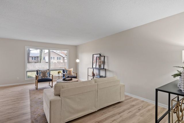 3816 Woodland Court, Davenport, IA 52807