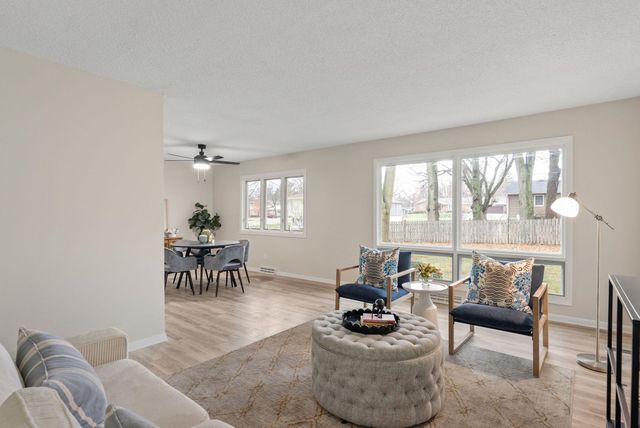 3816 Woodland Court, Davenport, IA 52807