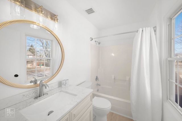 5300 Lindenwood Circle, Plainfield, IL 60586