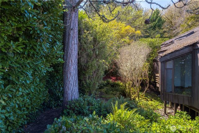 17040 Agate Street NE, Bainbridge Island, WA 98110