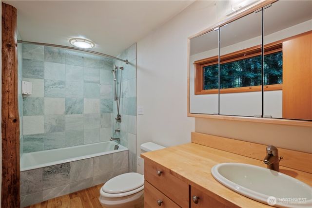 17040 Agate Street NE, Bainbridge Island, WA 98110