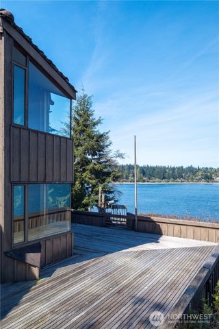 17040 Agate Street NE, Bainbridge Island, WA 98110