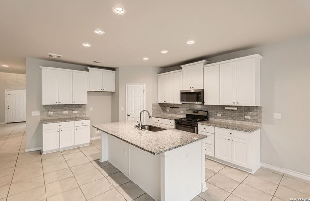 5607 BURR BLF, San Antonio, TX 78266