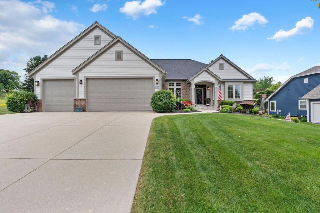 W230N7956 Bluebill DRIVE, Sussex, WI 53089
