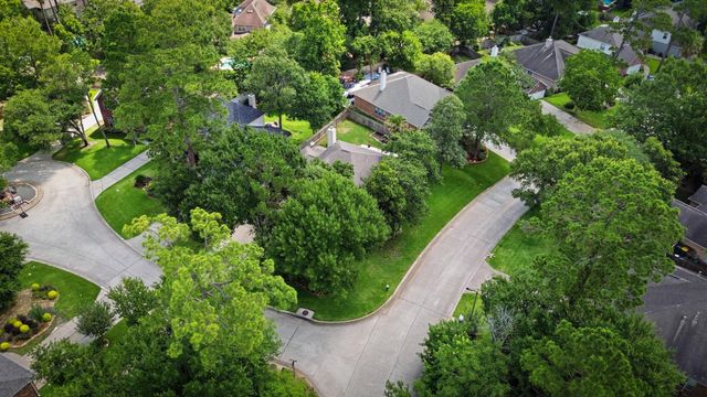 2 Sweet Birch Place, The Woodlands, TX 77382