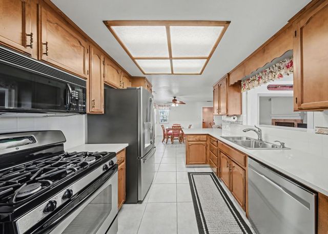 1252 Sterling Pl, Manteca, CA 95336