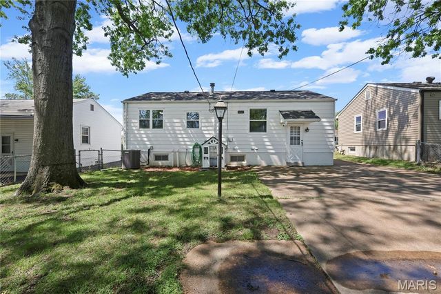 9524 Starboard Drive, St Louis, MO 63123