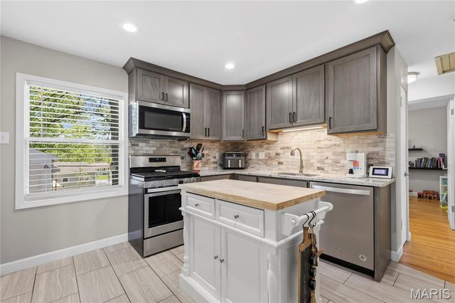 9524 Starboard Drive, St Louis, MO 63123
