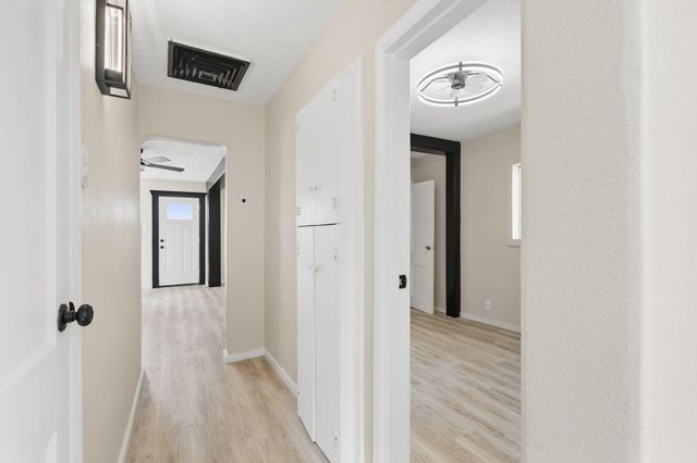 526 Apache Avenue NW, Albuquerque, NM 87102