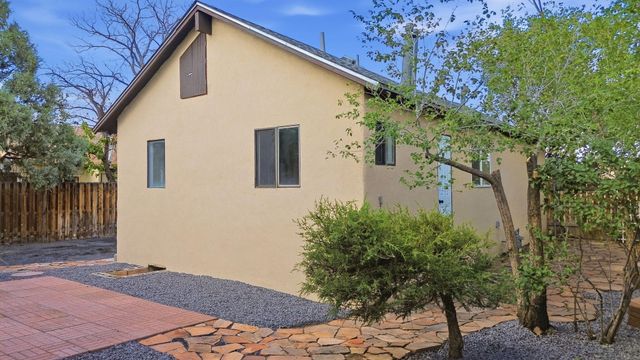 526 Apache Avenue NW, Albuquerque, NM 87102