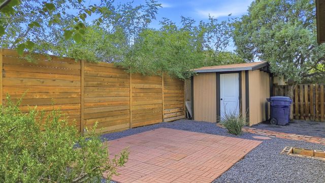 526 Apache Avenue NW, Albuquerque, NM 87102