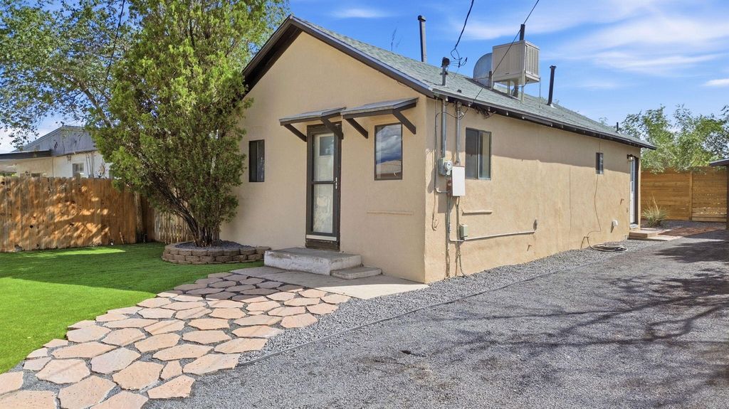526 Apache Avenue NW, Albuquerque, NM 87102