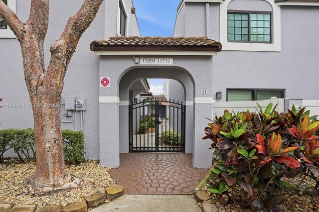 11719 NW 11th St, Pembroke Pines, FL 33026