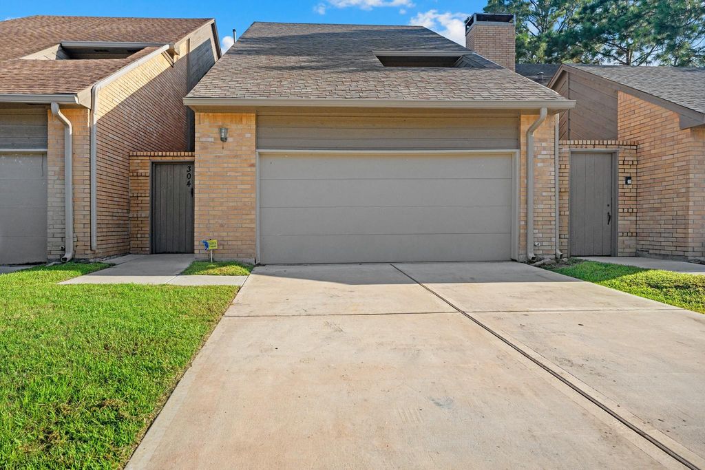 304 E Adoue Street, Alvin, TX 77511