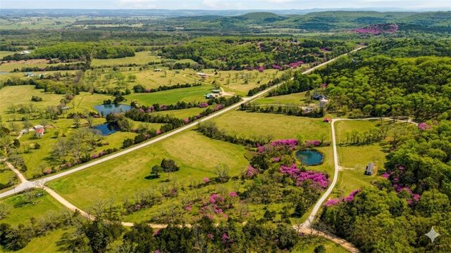 169 Mulberry Lane, Eureka Springs, AR 72631