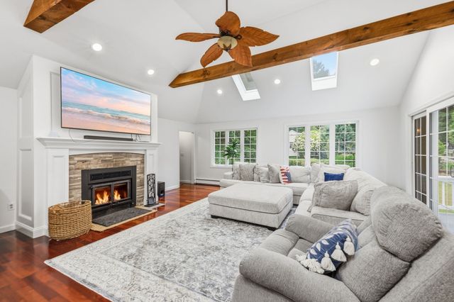 359 Se Main St, Douglas, MA 01516