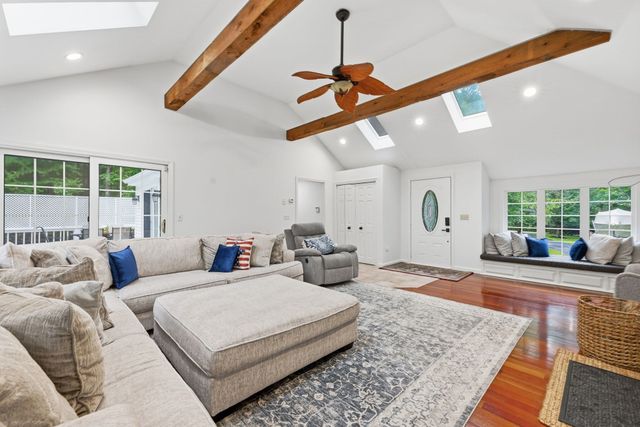 359 Se Main St, Douglas, MA 01516