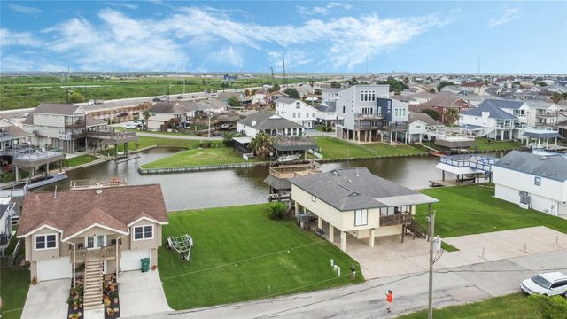 3 N White Heron Drive, La Marque, TX 77568