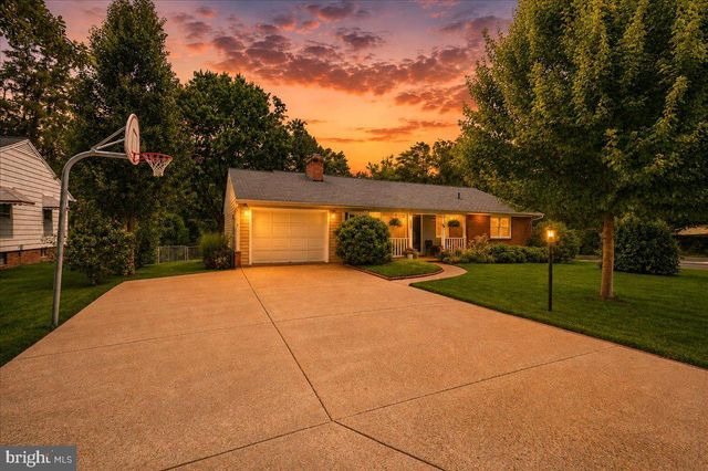 205 STONEWALL DR, Fredericksburg, VA 22401