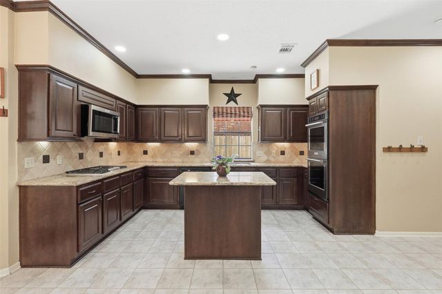 27 N Duskwood Place, The Woodlands, TX 77381