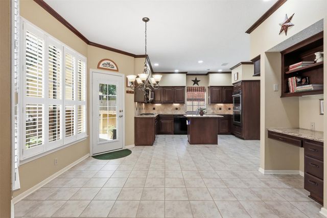 27 N Duskwood Place, The Woodlands, TX 77381