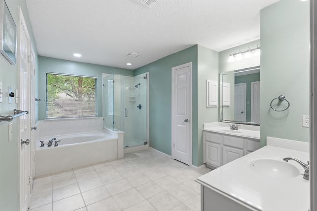 27 N Duskwood Place, The Woodlands, TX 77381