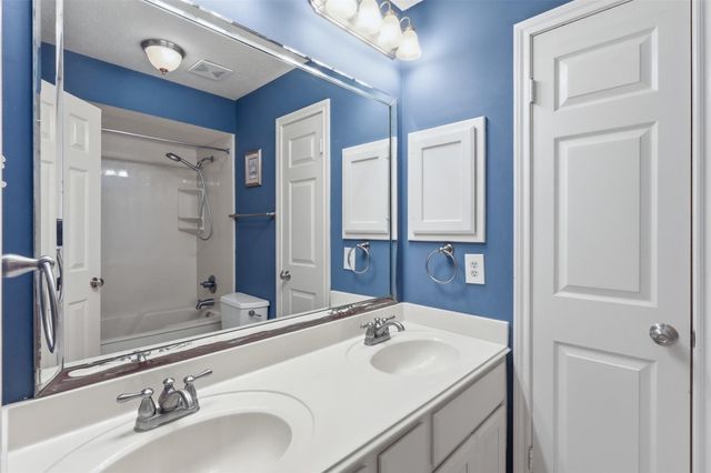 27 N Duskwood Place, The Woodlands, TX 77381