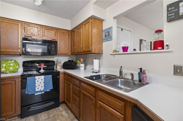 744 Rock Crest Ct Apt 301, Newport News, VA 23602